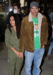 mila-kunis-and-ashton-kutcher-on-a-date-night-at-largo-in-los-angeles-09-27-2023-2.jpg