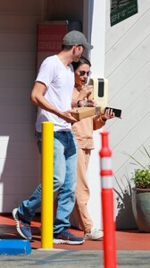 mila-kunis-and-ashton-kutcher-out-for-breakfast-in-los-angeles-09-07-2023-0.jpg