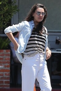 mila-kunis-out-for-breakfast-at-beverly-glen-deli-in-beverly-hills-06-26-2023-4.jpg