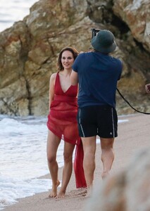 natalie-portman-shooting-dior-commercial-at-beach-in-spain-09-13-2023-1.jpg