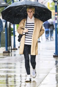 nicky-hilton-out-for-ice-cream-on-a-rainy-day-in-new-york-09-26-2023-4.jpg