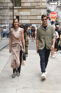 olivia-palermo-and-johannes-huebl-out-for-a-nyfw-event-in-new-york-09-10-2023-6.jpg