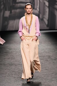 00029-chanel-spring-2023-ready-to-wear-credit-gorunway.thumb.jpg.5c9df74e0574be730563c33d1adb8d42.jpg