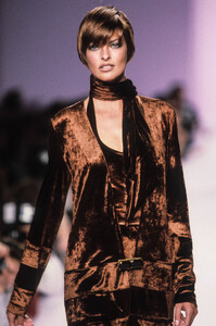 113039607_AnnaSui1996WomenRTW43.jpg.c17ef82c523f84350a083a1fa94d4f49.jpg