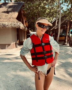 [2023.10.29] doutzen_396739846_1327276314590288_9075375355331359105_n.jpg