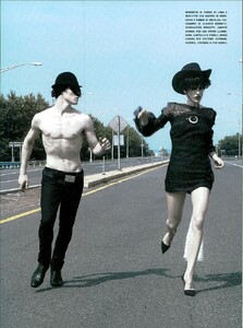 ARCHIVIO-VogueItalia(August2006)-OnTheRoad-005.thumb.jpg.a5173bbad6907e92b99b8954b0ae4f90.jpg
