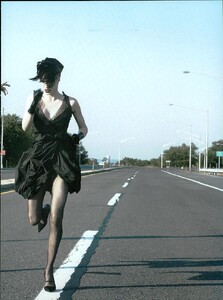 ARCHIVIO-VogueItalia(August2006)-OnTheRoad-014.thumb.jpg.d8e015d7d199208b4dbb6b260831f9fd.jpg