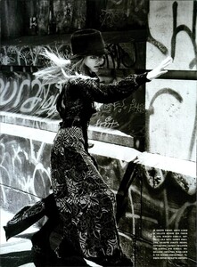 ARCHIVIO-VogueItalia(October2006)-ATotalDecorativeLook-009.thumb.jpg.b8205abe89715453ec34ca20168770c9.jpg