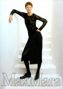 Avedon_Max_Mara_Fall_Winter_1998_99_03.thumb.png.1828f4d49b35725ccbcc9c1fbf1c43a5.png