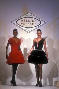 GianniVersace1990HauteCouture19.thumb.jpg.1b8efb0ba7249f44d869a894daf29c0e.jpg