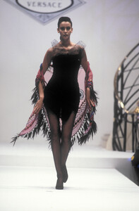 GianniVersace1990HauteCouture3.thumb.jpg.368a5ab5ba775ed4e6a28106e409064d.jpg