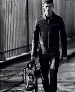 Louis-Vuitton-Fall-Winter-2015-Campaign.thumb.jpg.cb8e4cb92758f0fa1e797bcdf4d1ae90.jpg