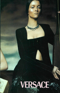 Meisel_Versace_Fall_Winter_1998_99_05.thumb.png.0b81126024db10769e6d030e3ad7915d.png