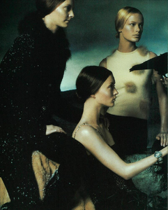Meisel_Versace_Fall_Winter_1998_99_08.thumb.png.53f9e6a5459fefd6fad01ebdf1fdf494.png