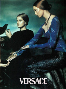 Meisel_Versace_Fall_Winter_1998_99_09.thumb.png.80270e14607959367eb53da4ef17dcdd.png