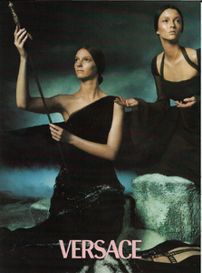 Meisel_Versace_Fall_Winter_1998_99_12.thumb.png.c75fb875fc3f3346f423f3d5f98eac55.png