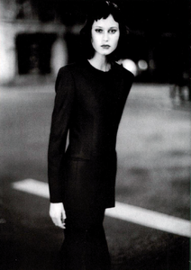 Roversi_Giorgio_Armani_Fall_Winter_1998_99_04.thumb.png.a249b741160f4537eb631b47fc0bb316.png
