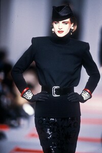 Valentino1986WomenRTW94.thumb.jpg.c27e21fe8c72dafee0b0708473a4657f.jpg