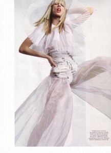 VogueParis-200604-259.thumb.jpg.aa4839355d258d37960d0242f1f2997b.jpg