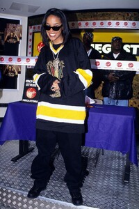 aaliyah-virgin-megastore-in-london-05-01-1995-2.jpg