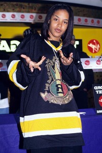 aaliyah-virgin-megastore-in-london-05-01-1995-4.jpg