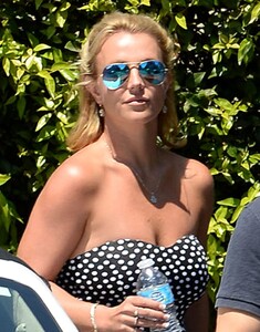 britney-spears-at-newbury-park-skateboard-park-in-ventura-county-august-2014_5.jpg