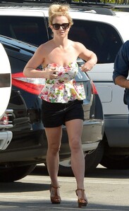 britney-spears-shopping-at-hobby-lobby-in-los-angeles-02-29-2016_5.jpg