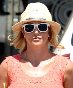 britney-spears-shows-off-her-legs-in-shorts-leaving-starbucks-in-westlake-village_2.jpg