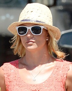 britney-spears-shows-off-her-legs-in-shorts-leaving-starbucks-in-westlake-village_3.jpg