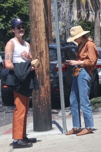 elizabeth-olsen-out-with-friend-for-lunch-at-little-dom-s-in-los-feliz-06-27-2023-2.jpg