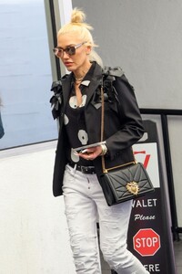 gwen-stefani-out-for-lunch-at-e.-baldi-in-beverly-hills-06-08-2023-6.jpg