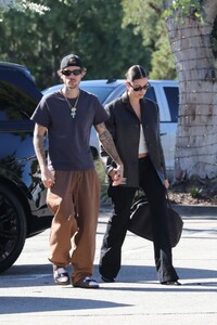 hailey-and-justin-bieber-out-and-about-in-los-angeles-10-30-2023-6.jpg