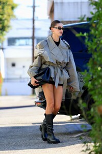 hailey-bieber-out-for-coffee-at-community-goods-in-los-angeles-10-28-2023-4.jpg
