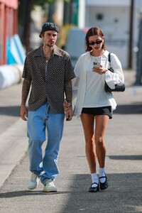 hailey-nad-justin-bieber-out-in-west-hollywood-10-09-2023-1.jpg