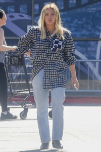 hilary-duff-at-a-pumpkin-shopping-trip-at-ralph-s-in-studio-city-10-06-2023-3.jpg