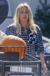 hilary-duff-at-a-pumpkin-shopping-trip-at-ralph-s-in-studio-city-10-06-2023-5.jpg