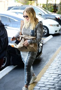 hilary-duff-out-in-los-angeles-10-11-2023-4.jpg