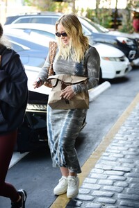 hilary-duff-out-in-los-angeles-10-11-2023-5.jpg