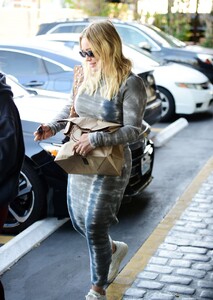 hilary-duff-out-in-los-angeles-10-11-2023-6.jpg