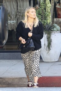 hilary-duff-out-shopping-in-los-angeles-10-06-2023-3.jpg