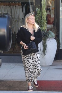 hilary-duff-out-shopping-in-los-angeles-10-06-2023-4.jpg