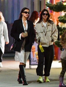 irina-shayk-and-emily-ratajkowski-out-for-dinner-in-new-york-10-21-2023-0.jpg
