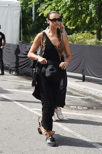irina-shayk-leaves-michael-kors-ss24-show-at-new-york-fashion-week-09-11-2023-4.jpg