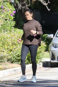 jennifer-garner-out-jogging-in-brentwood-10-15-2023-3.jpg