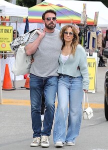 jennifer-lopez-and-bean-affleck-shopping-at-a-flee-market-in-los-angeles-09-17-2023-0.jpg