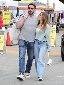 jennifer-lopez-and-bean-affleck-shopping-at-a-flee-market-in-los-angeles-09-17-2023-1.jpg