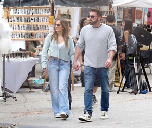 jennifer-lopez-and-bean-affleck-shopping-at-a-flee-market-in-los-angeles-09-17-2023-2.jpg