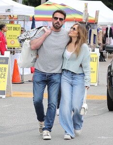 jennifer-lopez-and-bean-affleck-shopping-at-a-flee-market-in-los-angeles-09-17-2023-6.jpg