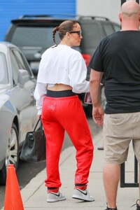 jennifer-lopez-arrives-at-a-new-dance-studio-in-los-angeles-09-16-2023-5.jpg