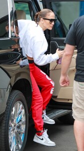 jennifer-lopez-arrives-at-a-new-dance-studio-in-los-angeles-09-16-2023-6.jpg